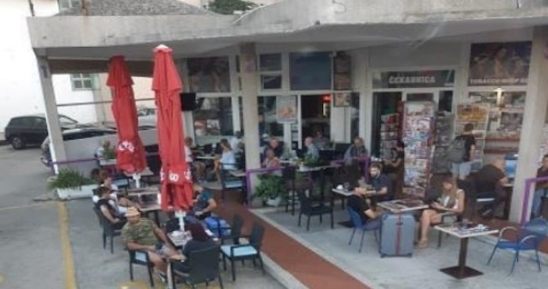 Neobična lokacija makarskog kafića nasmijala je tisuće, odmah će vam biti jasno zašto
