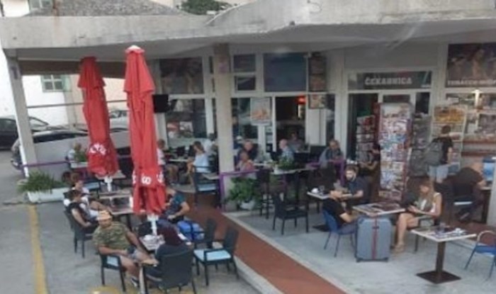 Neobična lokacija makarskog kafića nasmijala je tisuće, odmah će vam biti jasno zašto