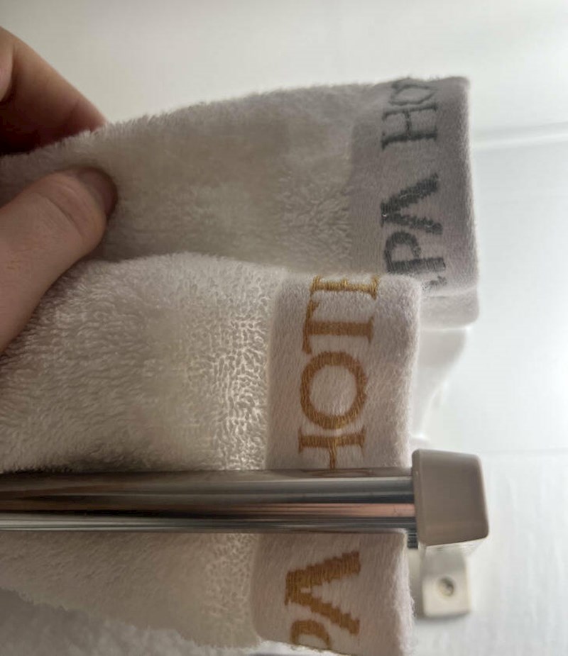 17. Slova su na ručnicima u hotelu druge boje, pa se lako zapamti čiji je čiji