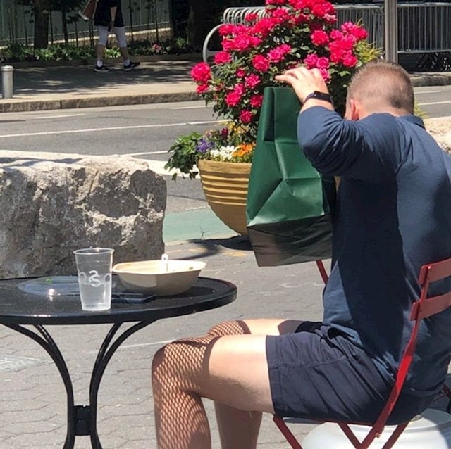 2. "Najprije smo mislili da tip nosi sexy najlonke, a onda smo shvatili da se radi o sjeni."