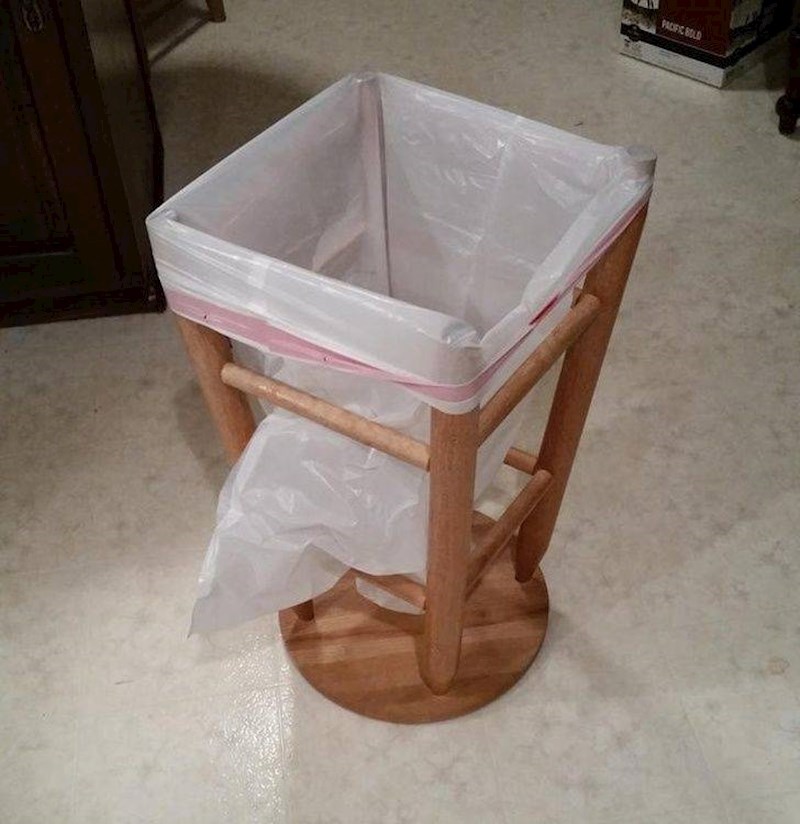 3. Stolica + vreća za smeće = koš za smeće