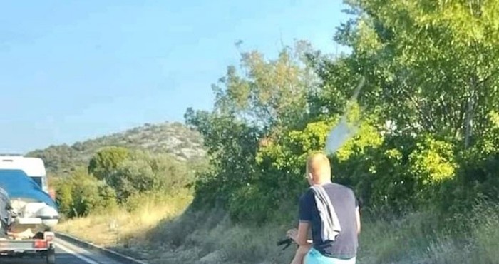 Tip je postao hit na Fejsu zbog čudnog načina na koji vozi motor, morate vidjeti