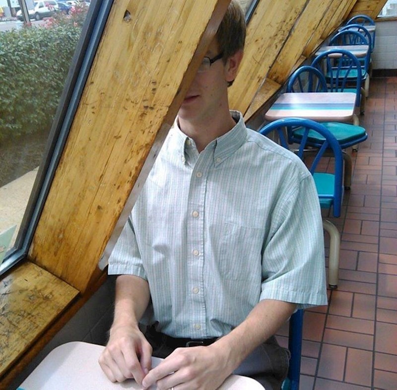 11. Otišao je na slijepi spoj. Nije mislio da će to biti doslovno slijepi spoj i da uopće neće dobro vidjeti curu...