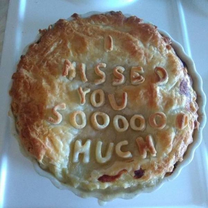 11. Muž je bio na poslovnom putu. Dočekala sam ga s njegovom omiljenom pitom od piletine i posebnom porukom.