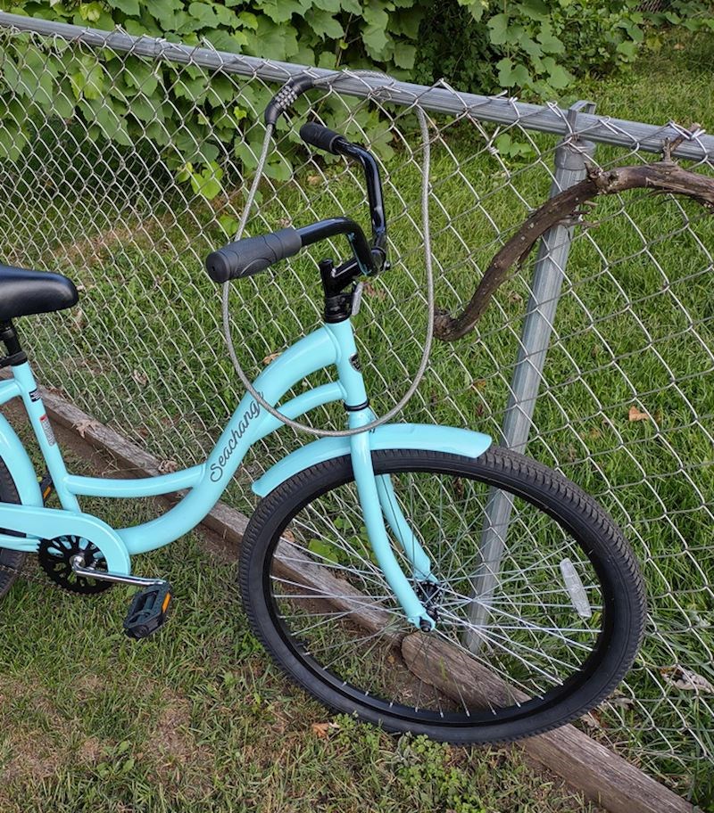 7. Ovako je privezala svoj novi bicikl.