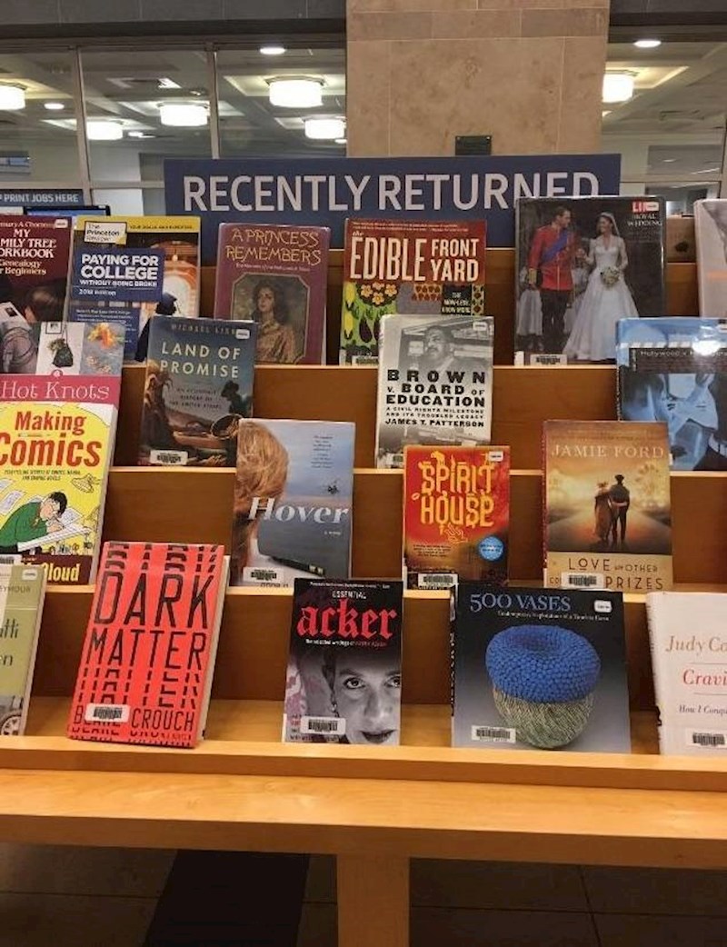 3. Knjižnica ima policu na kojoj možete vidjeti što su drugi ljudi nedavno čitali