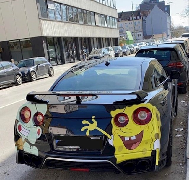 11. "Odvratan auto koji je svaki dan parkiran pred mojom kućom."