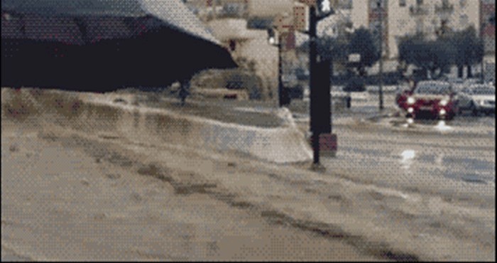 Ponijela je kišobran, no zaboravila da je poplava veći problem od kiše