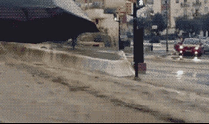 Ponijela je kišobran, no zaboravila da je poplava veći problem od kiše