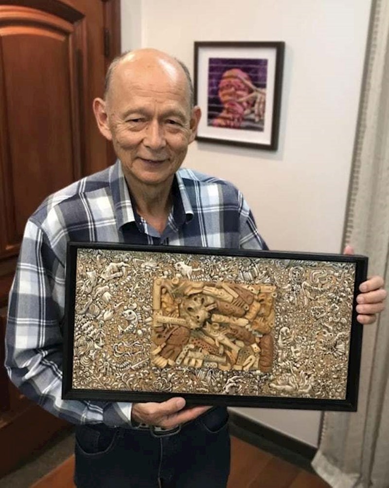 10. Ovaj djedica koji je bio tako sretan što je njegova umjetnost postala popularna na Internetu, da je pozirao s njom.