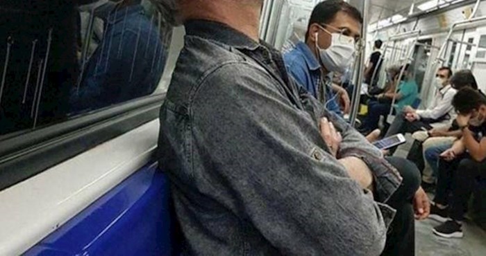 Netko je u javnom prijevozu snimio lika koji je zaštitnu masku iskoristio za nešto nevjerojatno