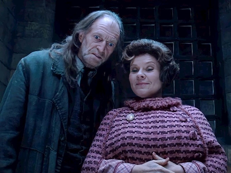 8. Umbridge gleda kako Draco i njegovi prijatelji maltretiraju druge učenike.