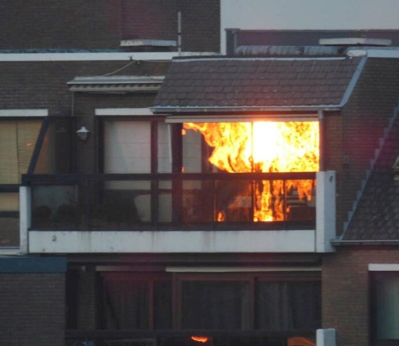 19. Odraz zalaska sunca izgleda kao da je u stanu požar