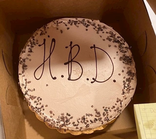13. Naručila je mužu tortu na kojoj je trebalo pisati "sretan rođendan". Netko je bio lijen...