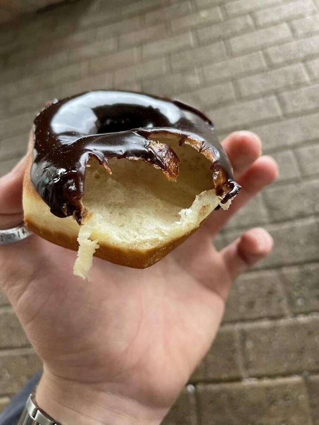 2. Stvarno mu se jako jela krafna punjena čokoladom, ali jednostavno nije imao sreće