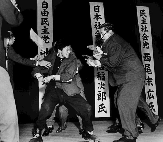 1. 1967. "Napad nožem u Tokyju"