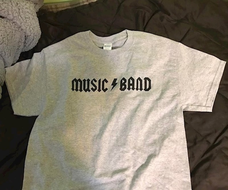 Baka i djed poklonili su mu ovu majicu.