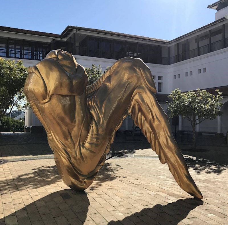 12. Skulptura koja izgleda kao kokošje krilo