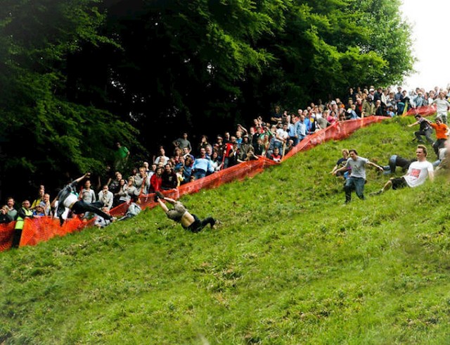 7. U Engleskoj postoji natjecanje u kotrljanju za velikim komadom sira...