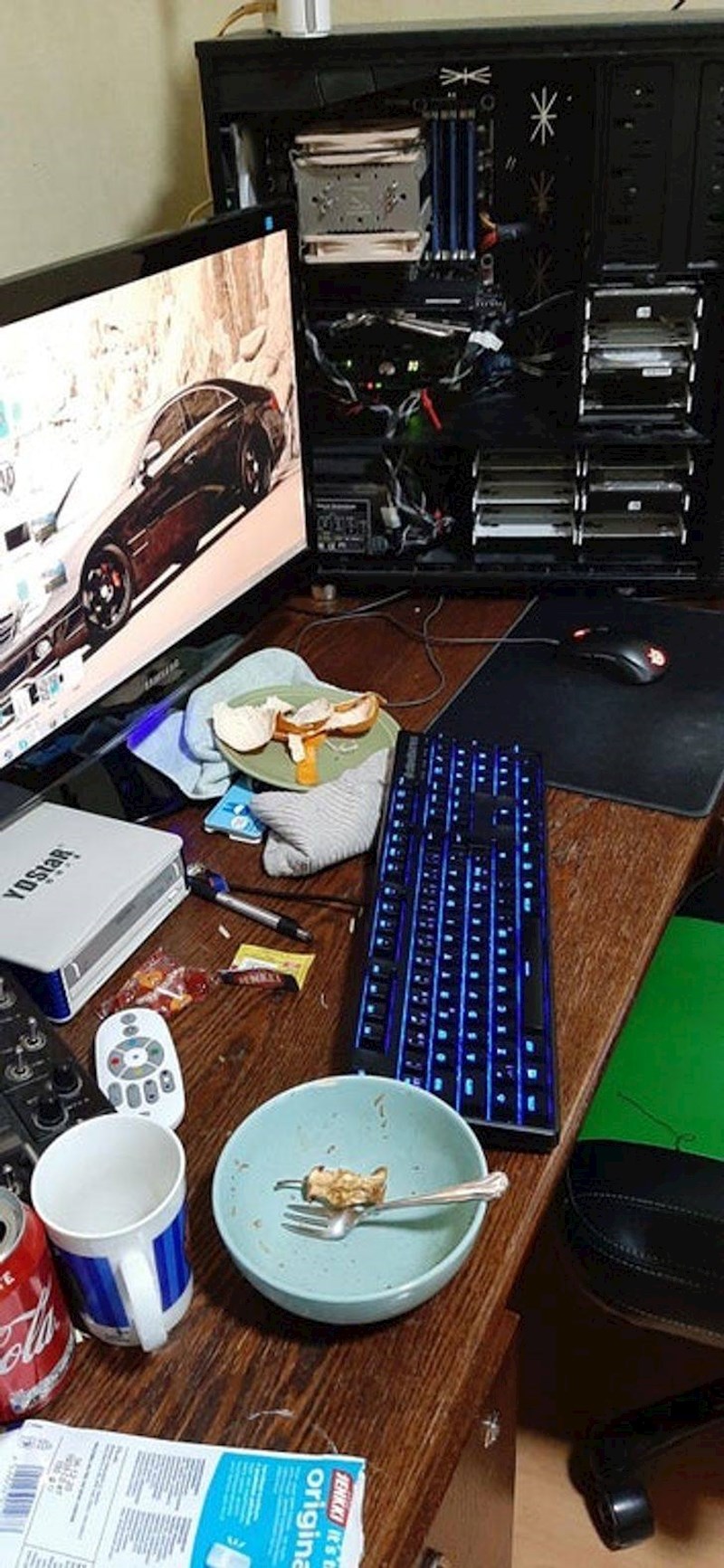 4. Ovako moja sestra ostavlja kompjuter nakon što završi s korištenjem...