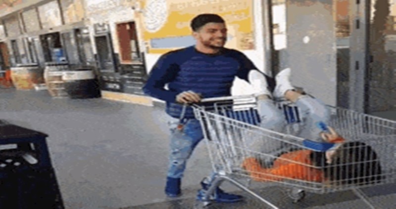 Djevojka se htjela voziti u kolicima za kupnju, ali dečko ju je dobro zeznuo