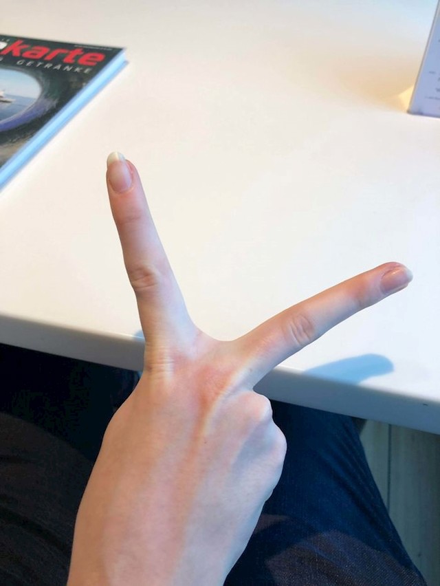 15. "Kažu mi da je moj znak za peace pomalo neobičan."