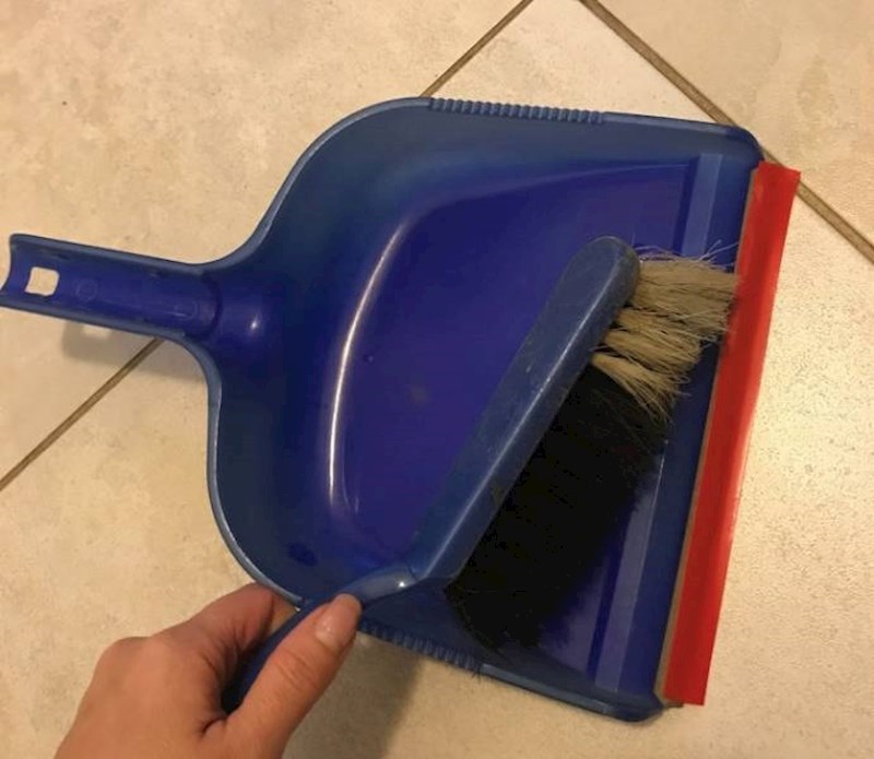 10. Pomoću selojtepa možete lako skupiti onu prašinu koja uporno zaglavi između poda i lopatice za smeće