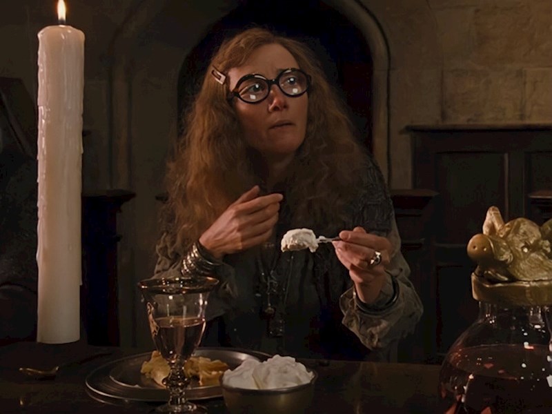 7. Profesorica Trelawney na vrlo smiješan način večera tijekom govora Dolores Umbridge, koja je upravo postala nova profesorica Obrane od mračnih umjetnosti.