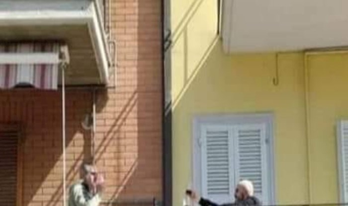 Pogledajte kako se ovi dovitljivi susjedi iz Italije druže za vrijeme pandemije koronavirusa
