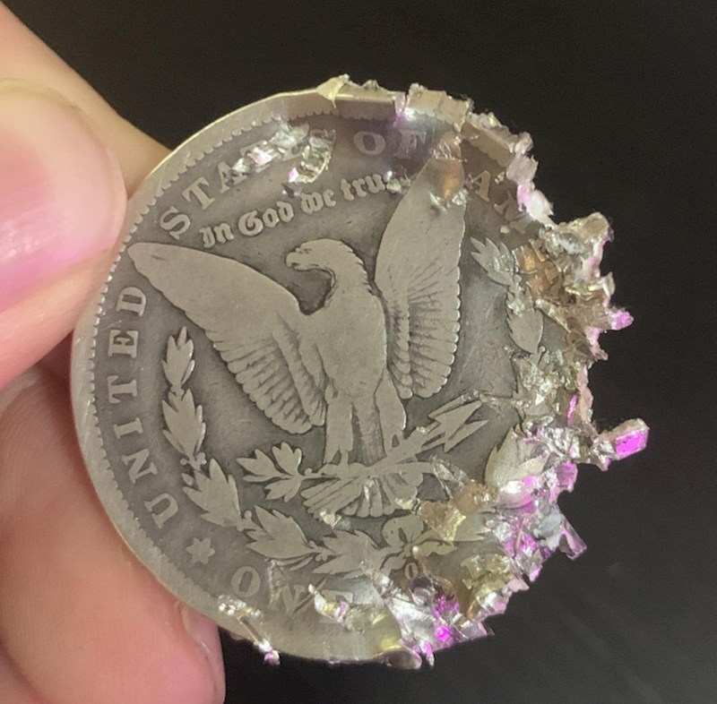 9. "Stavio je kovanicu u rezač papira."