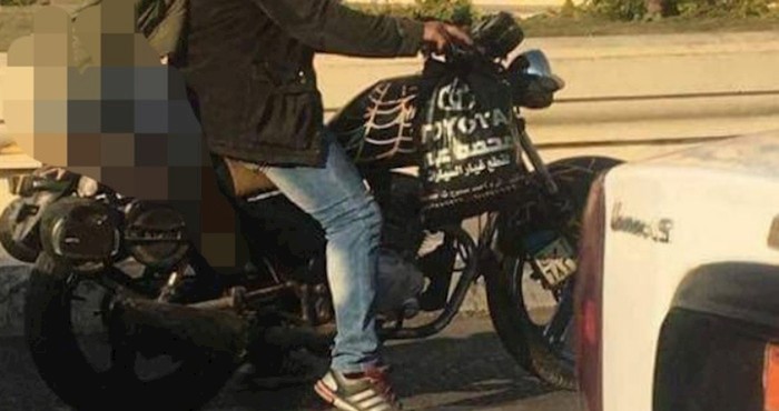 Netko je u prometu snimio presmiješnu scenu, morate vidjeti tko je suvozač na motoru