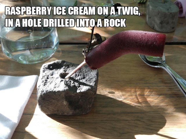 4. Sladoled od kupine na grančici koja viri iz rupe u kamenu