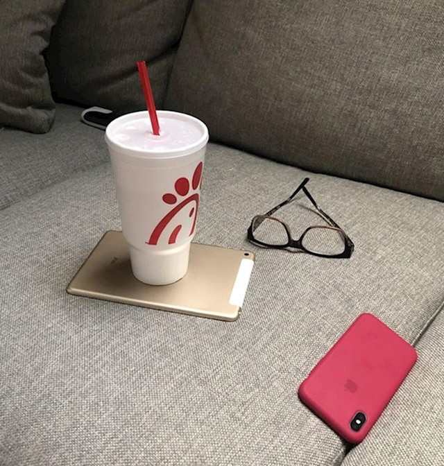 3. Moja žena koristi iPad umjesto poslužavnika