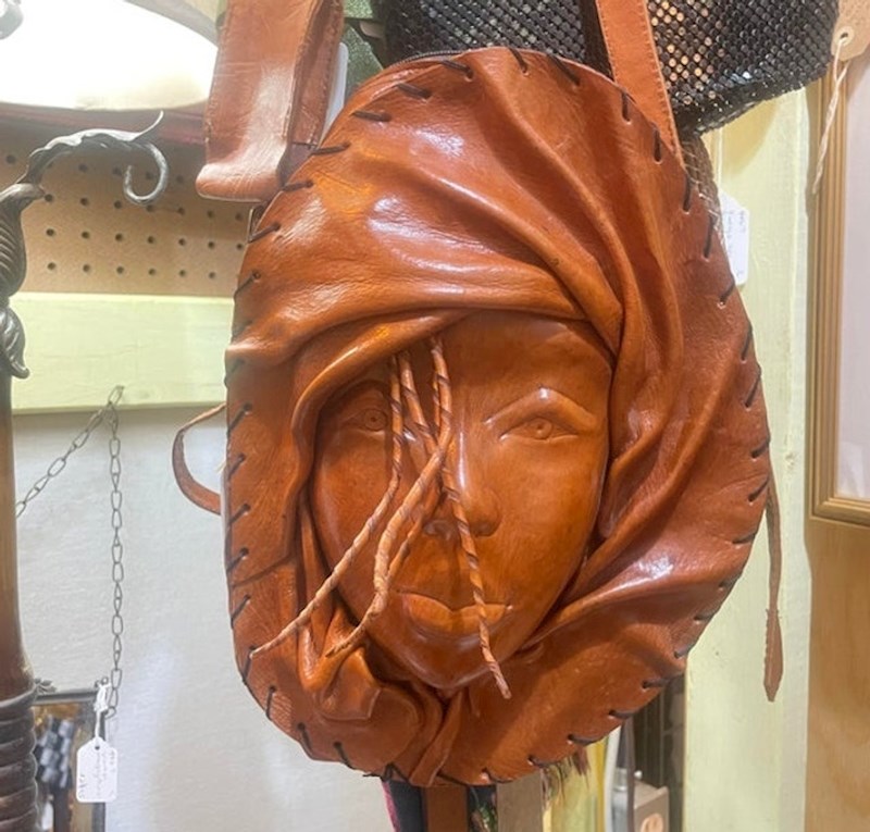 3. Vintage kožna torbica s licem