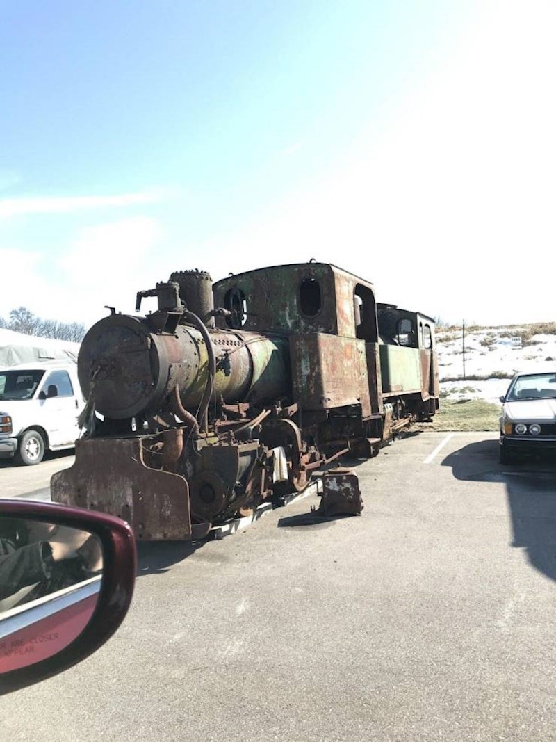 31. Stara lokomotiva na parkingu.