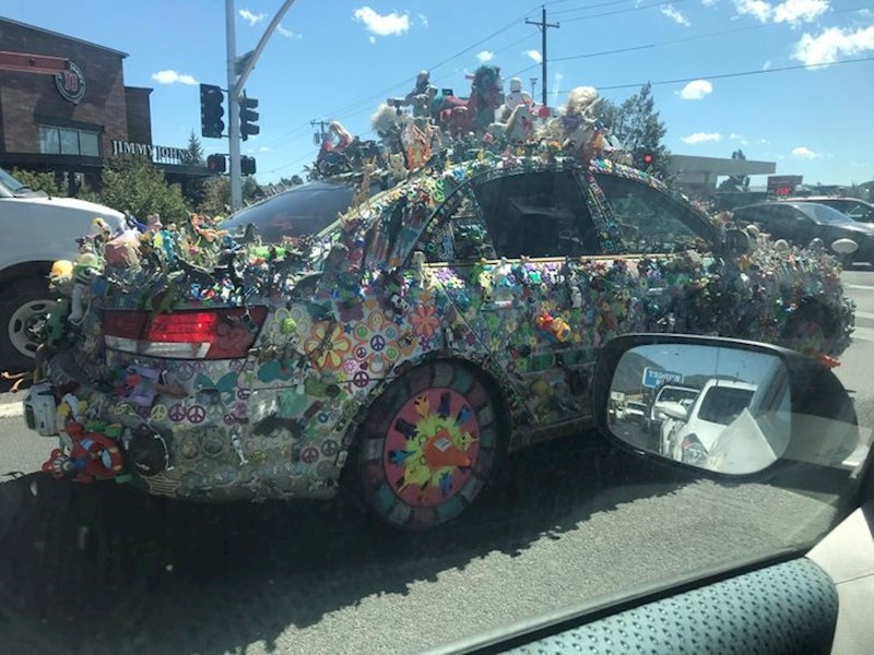 11. Stvarno se potrudio da se njegov automobil istakne u gomili