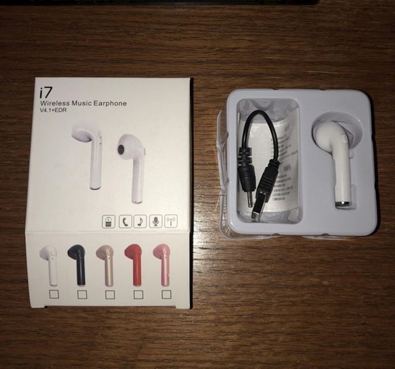 8. Dobio je samo jednu slušalicu