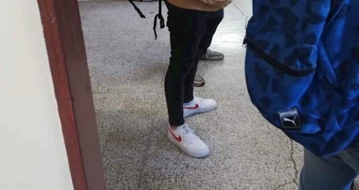 Ekipa s Fejsa umire od smijeha zbog onoga što učenik iz Poljske nosi umjesto ruksaka