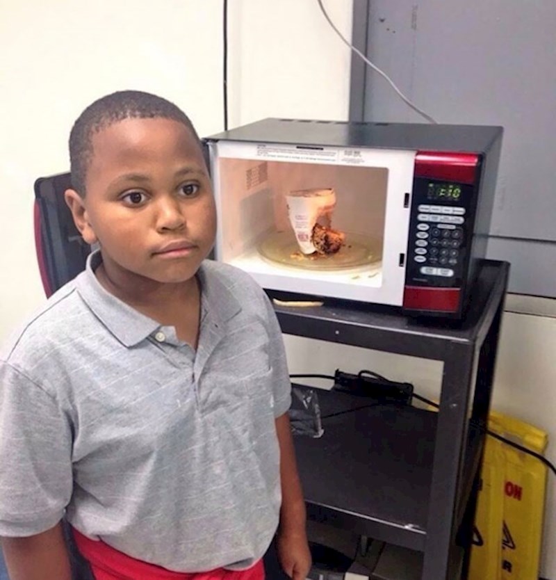 2. "Zaboravio je staviti vodu u čašu s rezancima."