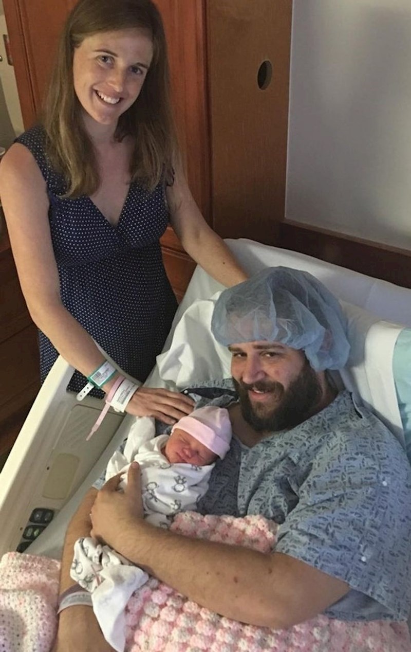 11. Ona nakon poroda izgleda fenomenalno, on baš i ne. Pa su odlučili obrnuti situaciju, barem za potrebe fotke.