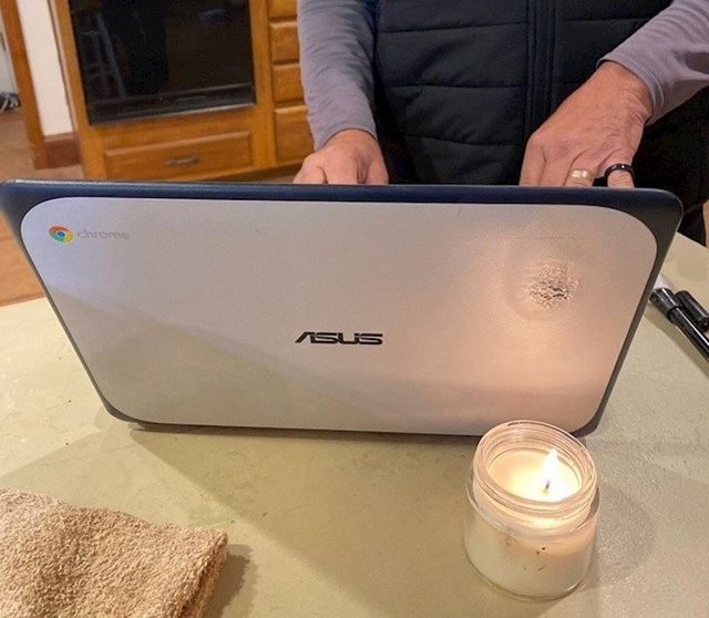 1. Moj tata se pitao zašto se pojavila mrlja na ekranu laptopa. Držao ga je preblizu svijeći i otopio..🤦🏽‍♀️