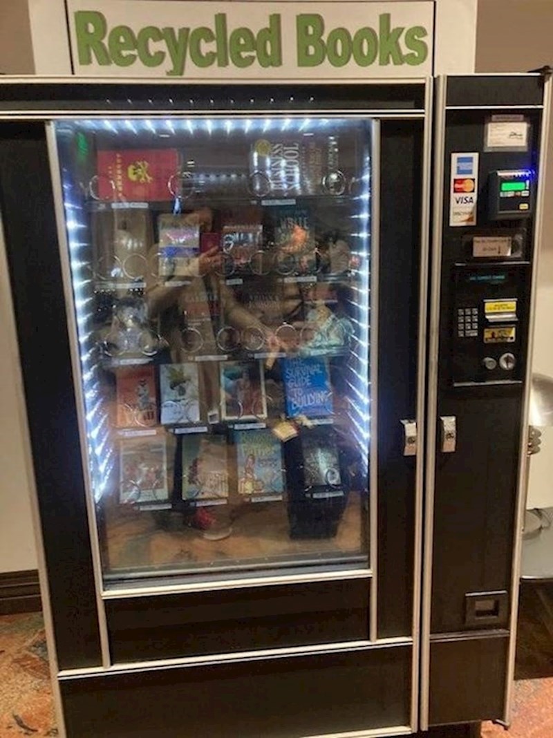 1. Netko je na jednom aerodromu pronašao automat s knjigama