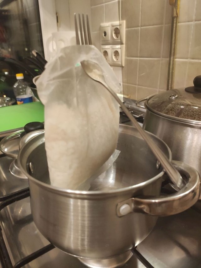 4. Mudar trik kako efikasno procijediti rižu iz vrećice.