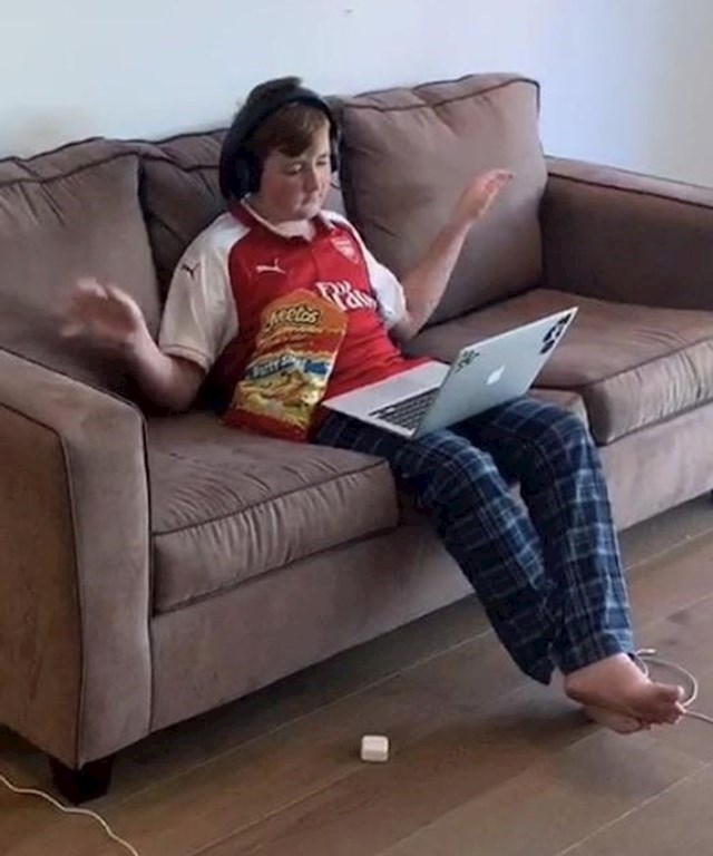 8. Uhvatio je svoga brata tijekom online sata tjelesnog.😂