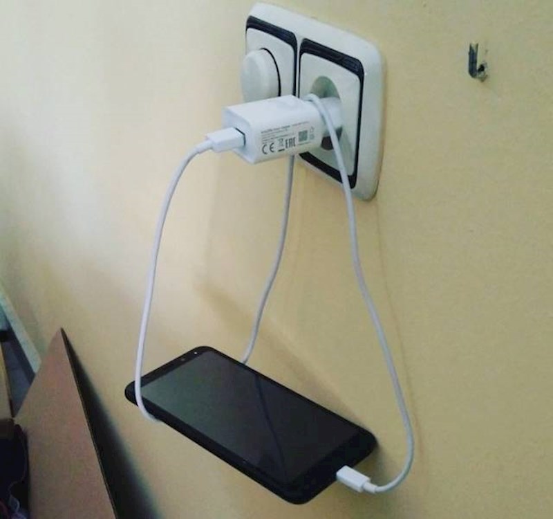 2. Kako napuniti mobitel na previsokoj utičnici ispod koje nema nikakvog ormarića