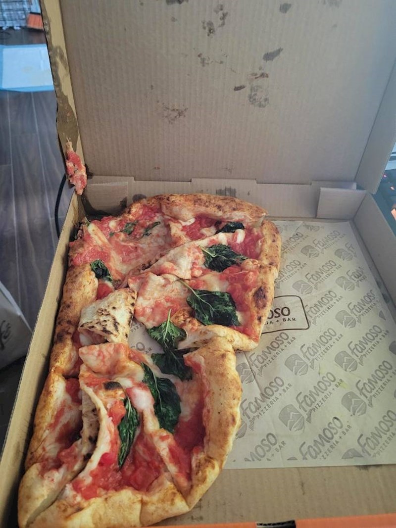 15. Dostavljač mi je dostavio pizzu u ovakvom stanju