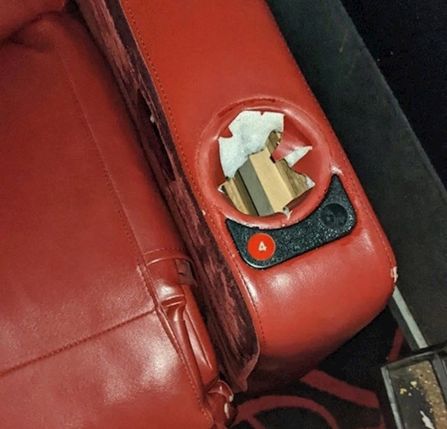 5. On radi na održavanju kino dvorane i ne može vjerovati da bi netko ukrao držać za čaše iz kino fotelje...
