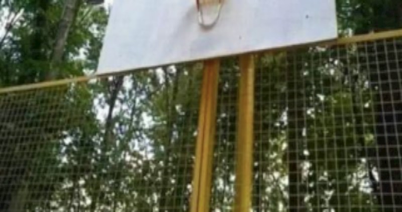 Polomili su koš na igralištu, pa su ga zamijenili nečim suludim i postali hit na društvenim mrežama