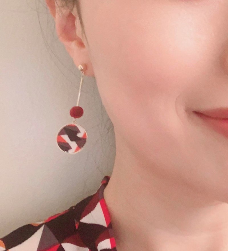 16. Pronašla je naušnice koje joj savršeno pašu uz košulju