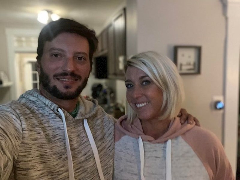 9. Fotografija supružnika koja izgleda kao da su dvije posebne fotke spojene zajedno